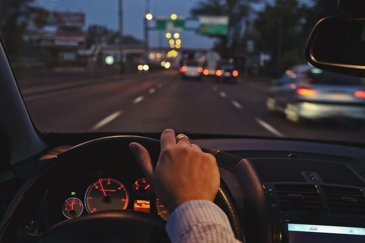 Polttoaineen säästö moottoritiellä: Suomalainen tapa tasaisella kiihdytyksellä