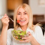 Kuinka syödä yli 45-vuotiaana: Ravitsemusterapeutit paljastavat 8 avainruokaa