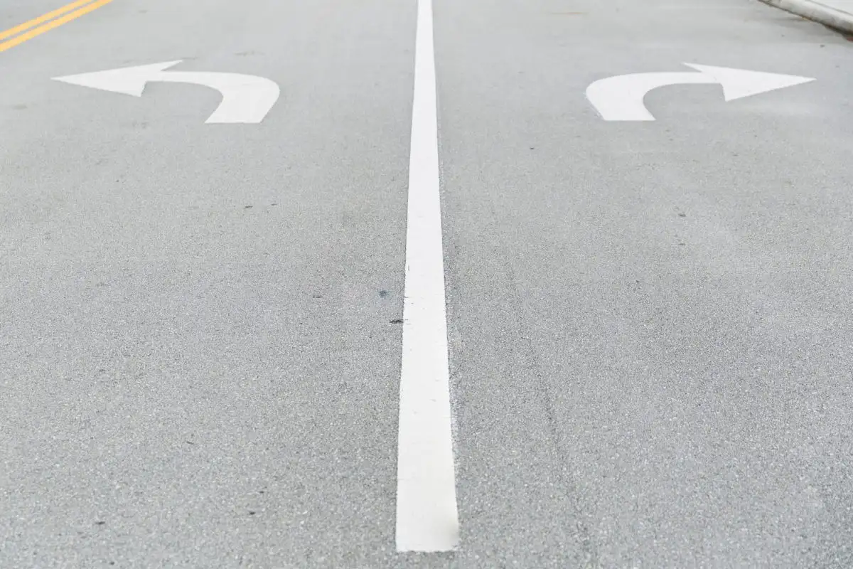 Tien nuolien merkitys: Tulkitse ajamista ohjaavat tienmerkinnät