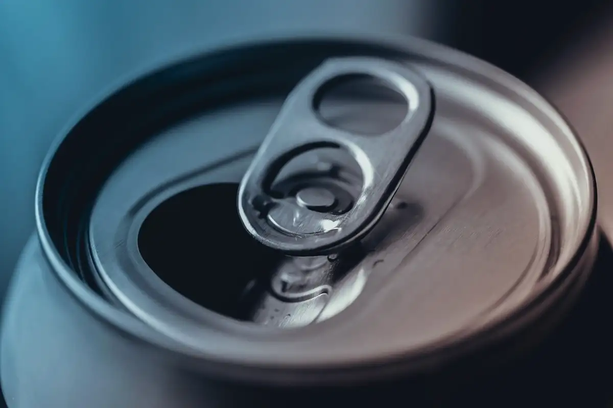 Tölkinavaaja: Miksi tölkin renkaassa on reikä?