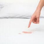 Poista veritahrat lakanoista: helppo kikka jättää ne kuin uusiksi