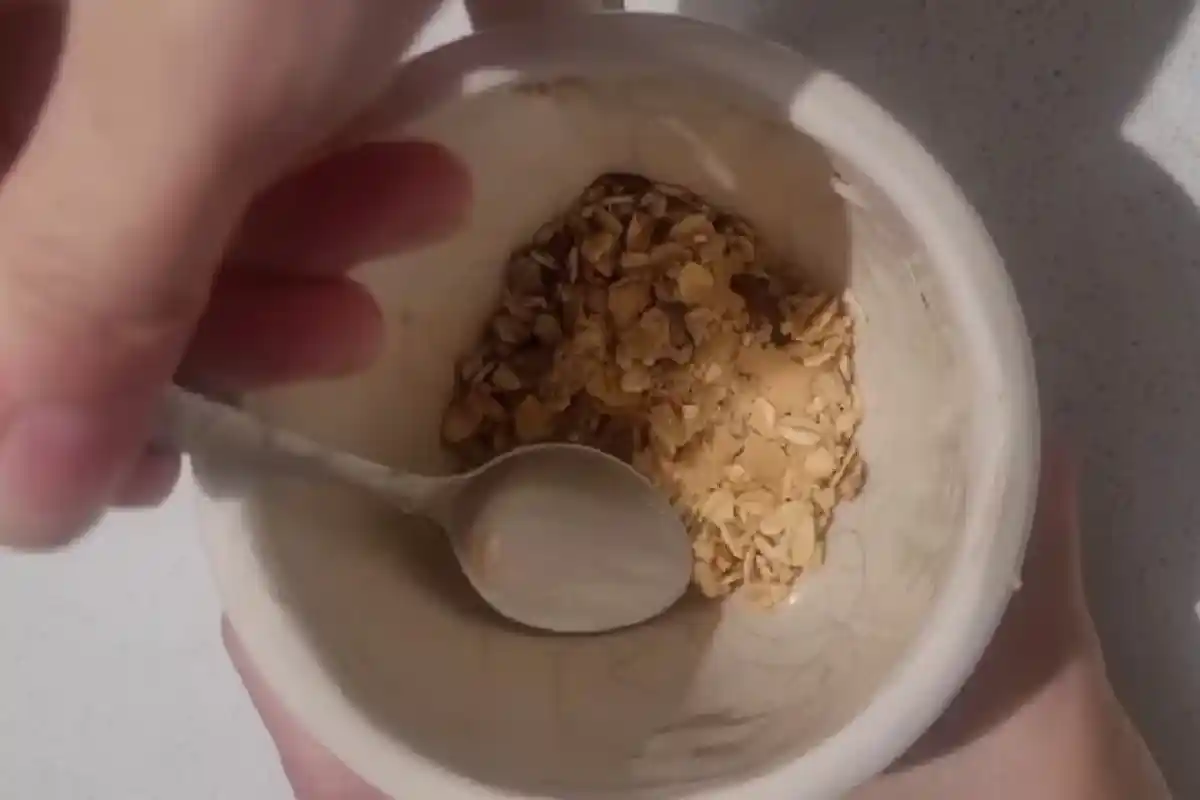 No tires los frascos de vidrio que te sobran en la cocina: creá esto tan lindo para tener en casa y no gastes en el bazar Es una idea sumamente sencilla de recrear, perfecta para dar rienda suelta a la creatividad. Compartir en whastapp Compartir en Telegram No tires los frascos de vidrio que te sobran en la cocina: creá esto tan lindo para tener en casa y no gastes en el bazarFrascos de vidrio. Fuente: (Los Andes). Entretenimiento Belén Dos Santos Por Belén Dos Santos sábado, 13 de septiembre de 2025 · 04:09 Si bien muchas veces no contamos con el presupuesto que nos gustaría para añadir detalles significativos y hermosos al hogar, ello no es impedimento alguno para decorarlo con toda la onda a través del reciclaje. En caso de que estés buscando la mejor forma de renovar tu cocina, sí o sí tenés que replicar esta fabulosa idea que implica la reutilización de los frascos de vidrio que tenés en tu hogar. A partir de unos pocos frascos de vidrio y simples pasos que podés recrear acompañado de los más chicos de la casa, te resultará posible obtener a cambio nada más y nada menos que un set ideal para almacenar todos tus utensilios de cocina de uso diario. Creá con tus frascos de vidrio este precioso set para tu cocina. Fuente: (@diycomeliartes) Para replicar esta idea, previamente resultará clave que reúnas y consigas todos los elementos mencionados aquí: Noticias Relacionadas Foto ilustrativa de la nota titulada Bolsas de la compra recicladas: cómo convertirlas en un práctico organizador para el baño o el placard Bolsas de la compra recicladas: cómo convertirlas en un práctico organizador para el baño o el placard Foto ilustrativa de la nota titulada Si tenés pedazos de madera en casa: mirá cómo reciclarlos y convertirlos en esto tan útil para tener en tu baño Si tenés pedazos de madera en casa: mirá cómo reciclarlos y convertirlos en esto tan útil para tener en tu baño Frascos de vidrio Tela de algodón blanco Adhesivo vinílico Tijeras Tela estampada Puntilla Pistola encoladora Hilo de yute Cordón de algodón Pasos a seguir: Al iniciar este proyecto, el primer paso será el de cubrir como se observa a continuación los frascos de vidrio con la tela de algodón, implementando el adhesivo. Sobre esta tela, cortá un corazón de la tela estampada y pégalo en el centro. Pegá la tela de algodón y luego el corazón de tela. Fuente: (@diycomeliartes) En el borde superior de la tela de algodón añadí la puntilla, mientras que por los bordes del corazón deberás pegar el hilo de yute. Cubrí tanto el borde inferior y la parte donde se añade la tapa a rosca el cordón de algodón, siempre utilizando la pistola encoladora. Decorá los frascos con los cordones y la puntilla. Fuente: (@diycomeliartes) Colocá tus frascos de vidrio reciclados sobre una bandeja o estante y añadí en su interior todos tus utensilios, de modo tal que puedas no solo brindarle un nuevo uso, sino además decorar con un detalle encantador tu cocina.