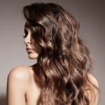 Metsän yrtit hiuksillesi: Suomalaiset kauneusreseptit luonnosta