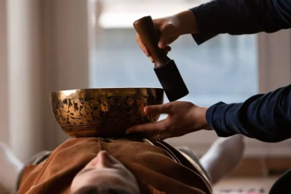 Äänikylpy: rentouttava terapia, joka lievittää stressiä ja uudistaa hyvinvointiasi