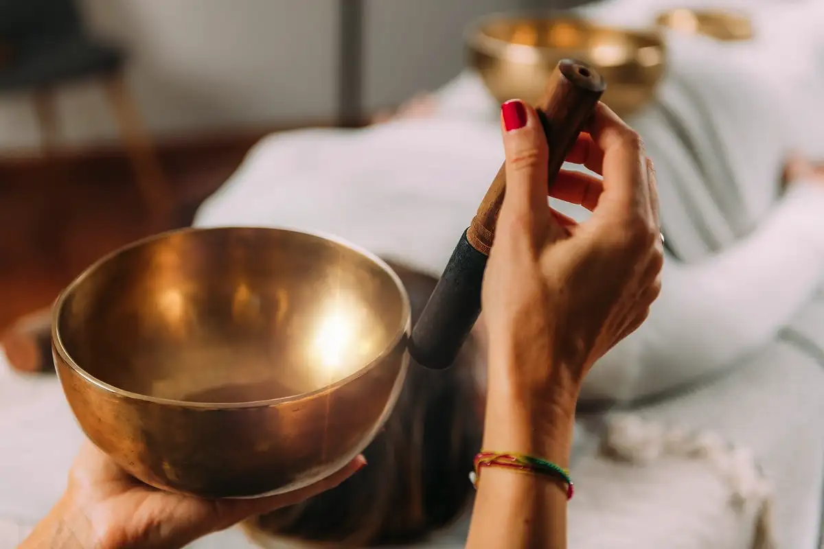 Äänikylpy: rentouttava terapia, joka lievittää stressiä ja uudistaa hyvinvointiasi