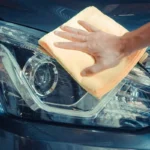 Ajovalojen puhdistus etikalla: Suomalainen niksi turvalliseen ajoon pimeässä
