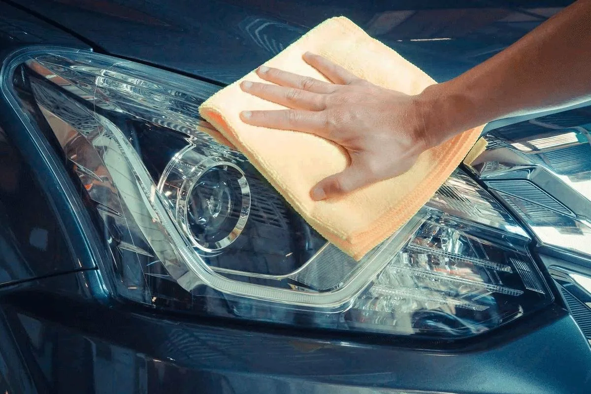 Ajovalojen puhdistus etikalla: Suomalainen niksi turvalliseen ajoon pimeässä