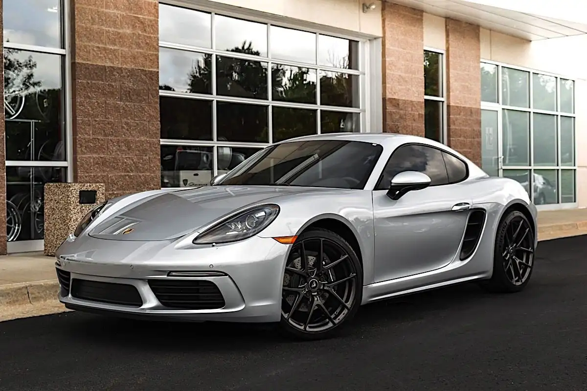 Punaisesta Ferrarista BMW:n Astoril-siniseen: värit, jotka tekevät automerkeistä ikoneita