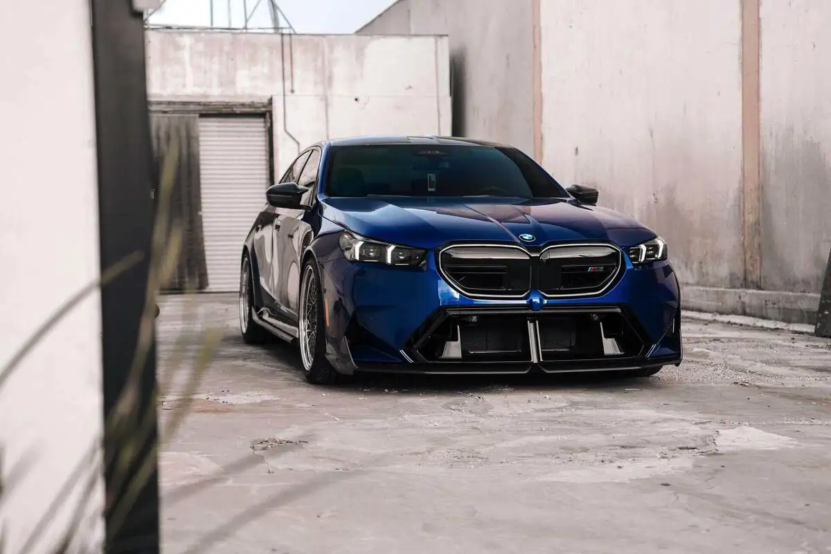 Punaisesta Ferrarista BMW:n Astoril-siniseen: värit, jotka tekevät automerkeistä ikoneita