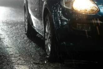 Kuinka suojata autoasi sateella: Vinkkejä maalin, korin ja turvallisuuden säilyttämiseen