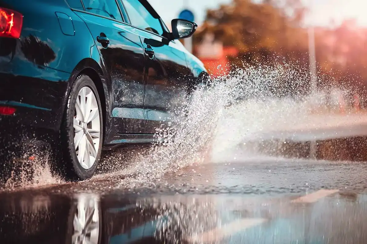 Kuinka suojata autoasi sateella: Vinkkejä maalin, korin ja turvallisuuden säilyttämiseen