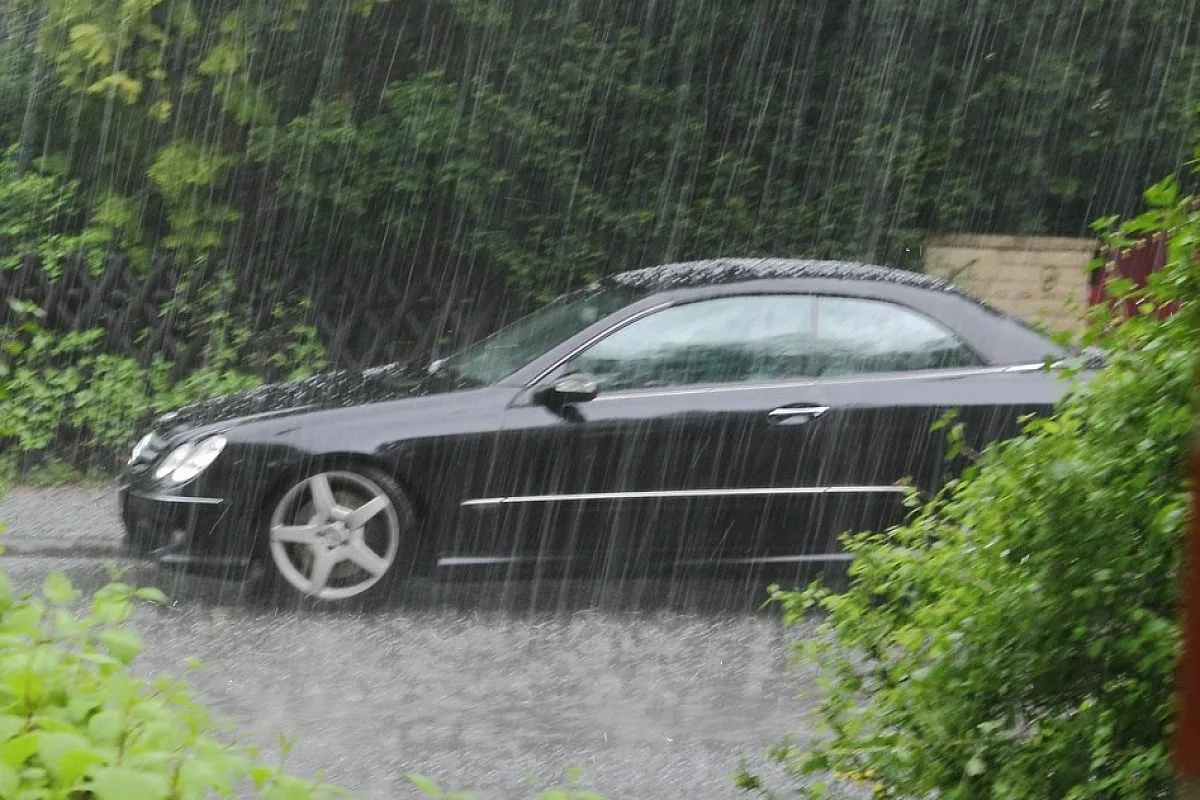 Kuinka suojata autoasi sateella: Vinkkejä maalin, korin ja turvallisuuden säilyttämiseen