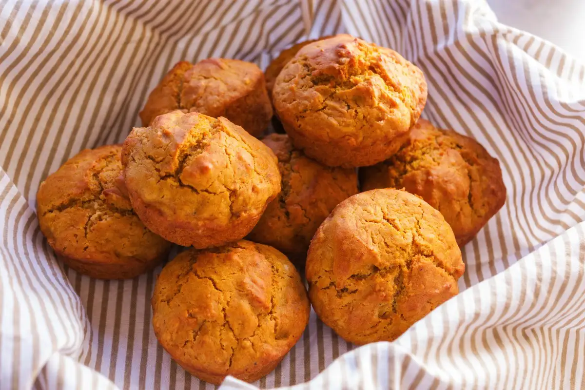 Pehmeät bataattikuppikakut kanelilla: kostea leivonnainen, joka sulaa suuhun