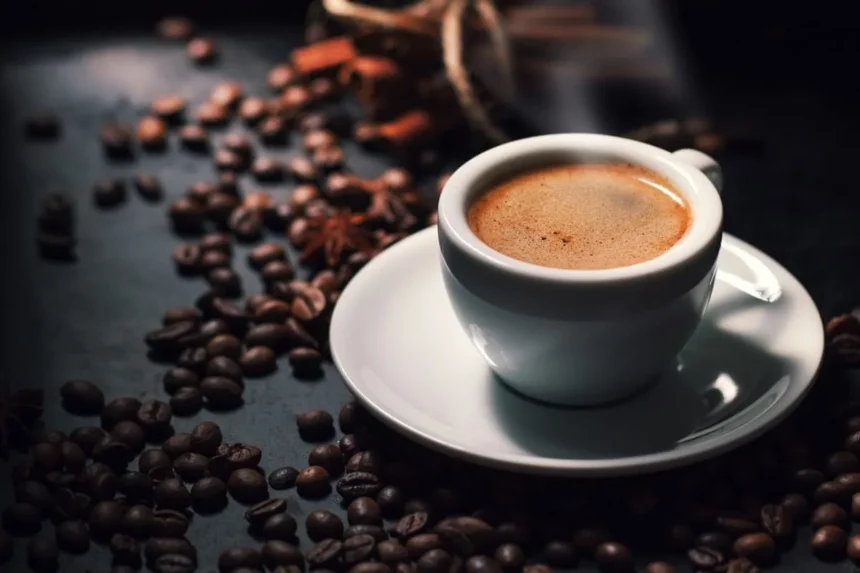 Täydellinen espresso kotona – asiantuntijan salaisuudet ilman kalliita laitteita