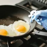 Miksi pannu kannattaa suihkuttaa etikalla ennen munien paistamista?