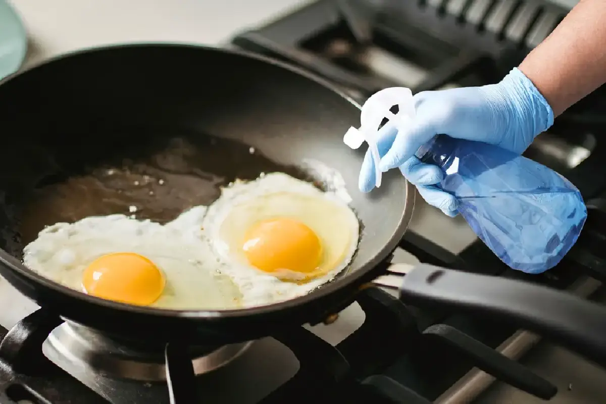 Miksi pannu kannattaa suihkuttaa etikalla ennen munien paistamista?