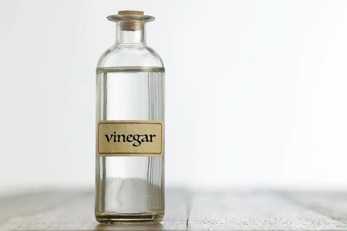 Miksi pannu kannattaa suihkuttaa etikalla ennen munien paistamista?