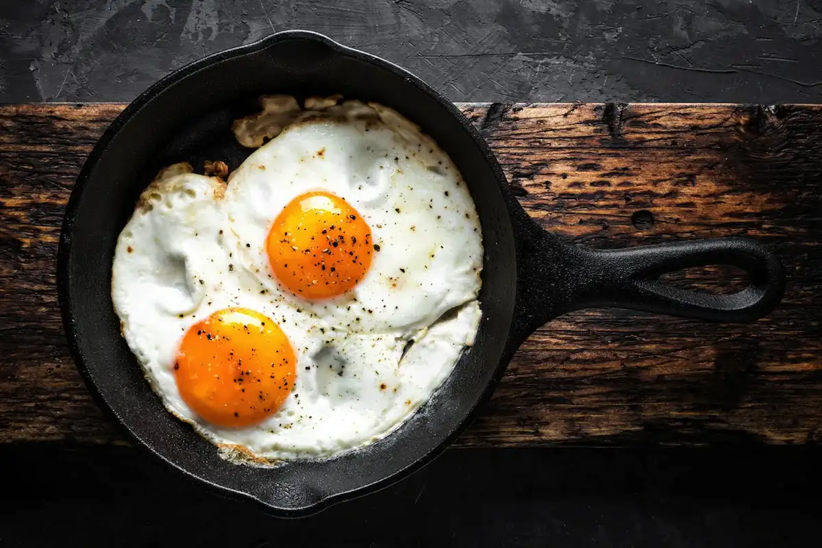 Miksi pannu kannattaa suihkuttaa etikalla ennen munien paistamista?