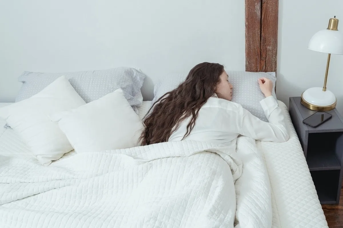 Oikea puoli nukkumiseen: Kuinka Feng Shui ohjaa sinut hyviin energioihin