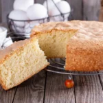 Gluteeniton kakku kolmella ainesosalla: herkku, joka tekee arjestasi juhlaa