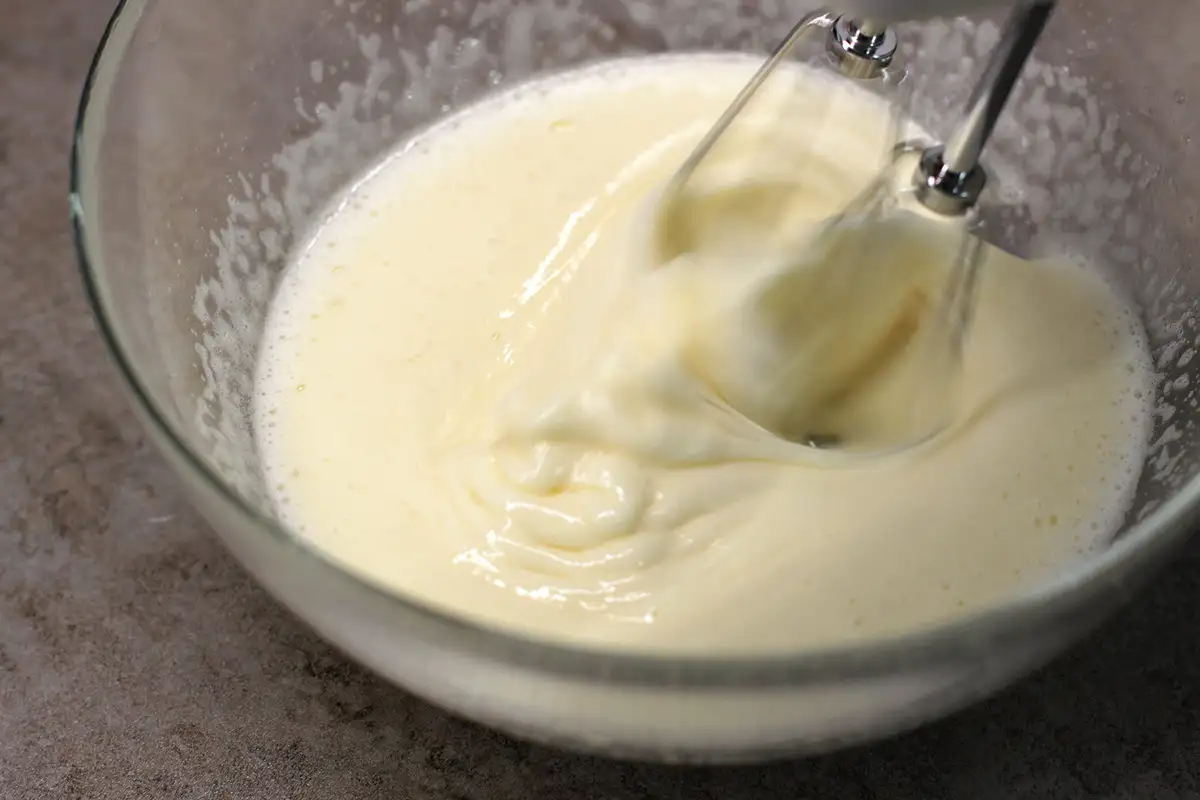 Gluteeniton kakku kolmella ainesosalla: herkku, joka tekee arjestasi juhlaa