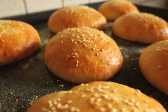 Gluteeniton Maitosämpylä Nopea Resepti: 3 Ainesosaa, 30 Minuuttia – Pehmeä, Ilmava Ja Herkullinen Aamiaisleipä Ilman Vaivaa