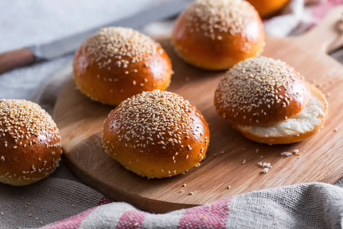 Gluteeniton Maitosämpylä Nopea Resepti: 3 Ainesosaa, 30 Minuuttia – Pehmeä, Ilmava Ja Herkullinen Aamiaisleipä Ilman Vaivaa