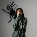 Hämähäkkipelon hallinta: Näin rauhoitat mielesi hetkessä