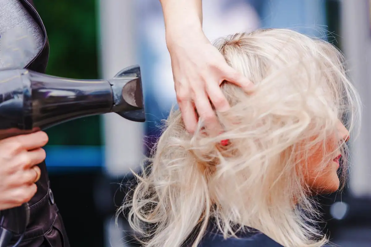 Harmaiden hiusten hoito: Vältä tämä yleinen virhe ja pidä hiuksesi kiiltävinä