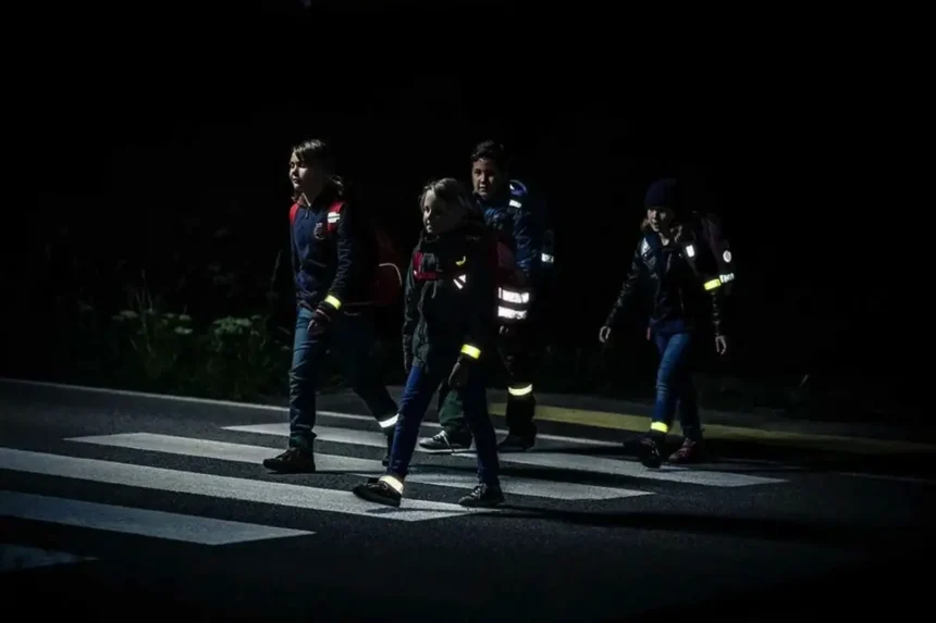 Miksi Suomessa Käytetään Heijastimia Päivälläkin: Näkyvyys Pelastaa Henkiä