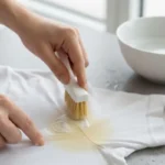 Hyvästit hik tahroille t-paidoissa: Kotitekoinen kikka, joka poistaa keltaiset jäljet