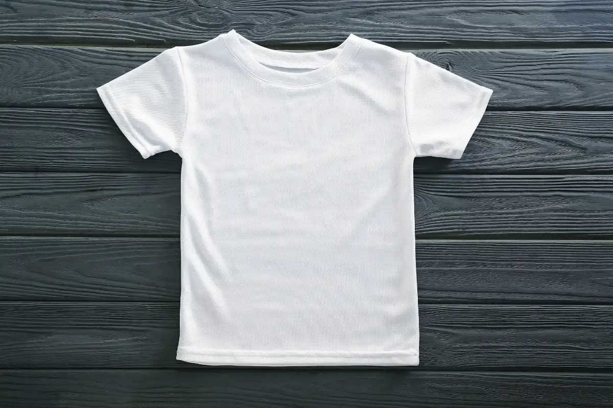 Hyvästit hik tahroille t-paidoissa: Kotitekoinen kikka, joka poistaa keltaiset jäljet