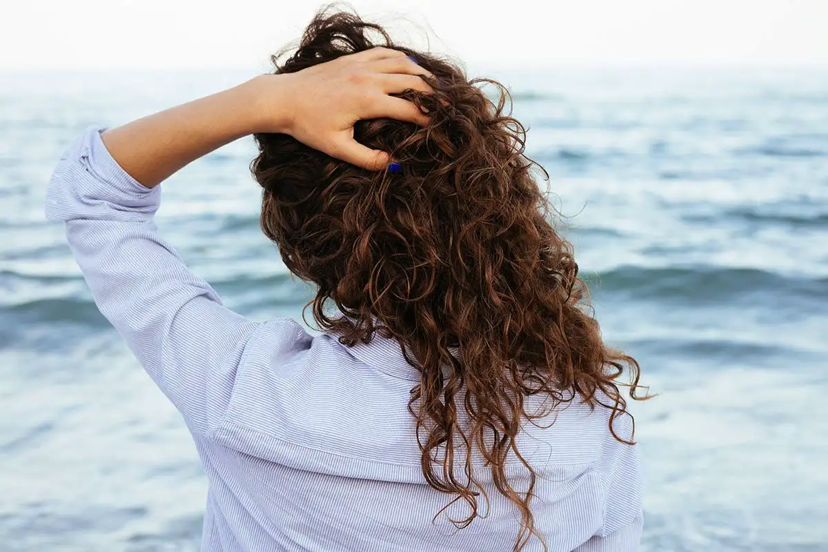 Hiusten koskettelu: Mitä se paljastaa käyttäytymispsykologian mukaan