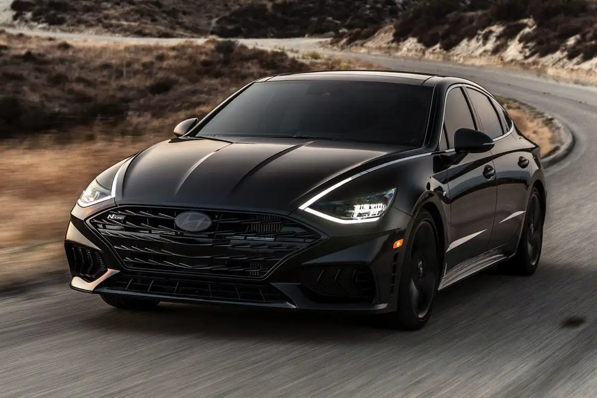 Hybridiauto, joka kestää eläkeikään: 8 luotettavaa mallia asiantuntijan suosittelemana