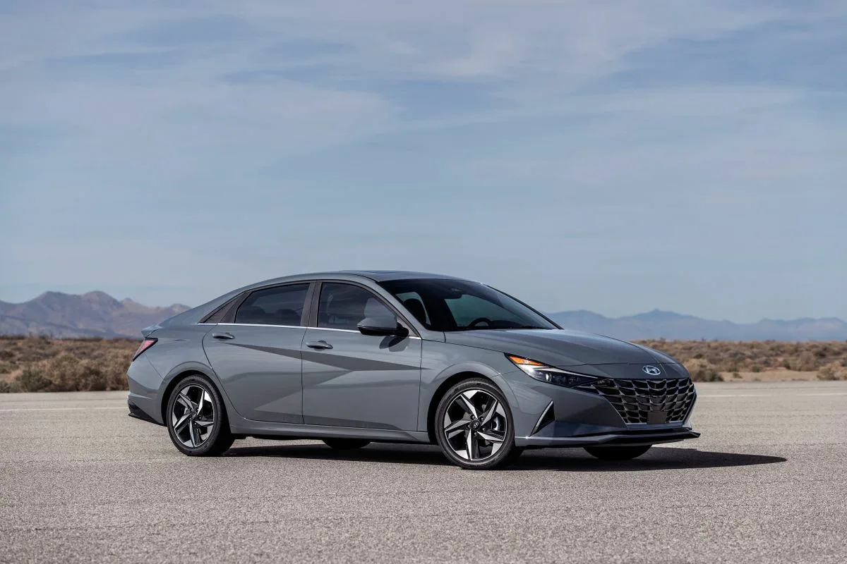 Hybridiauto, joka kestää eläkeikään: 8 luotettavaa mallia asiantuntijan suosittelemana