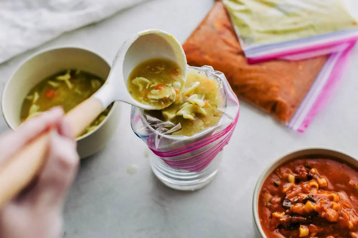 Jäädytä keittoa annoksittain: Näin luot kätevän talvivaraston