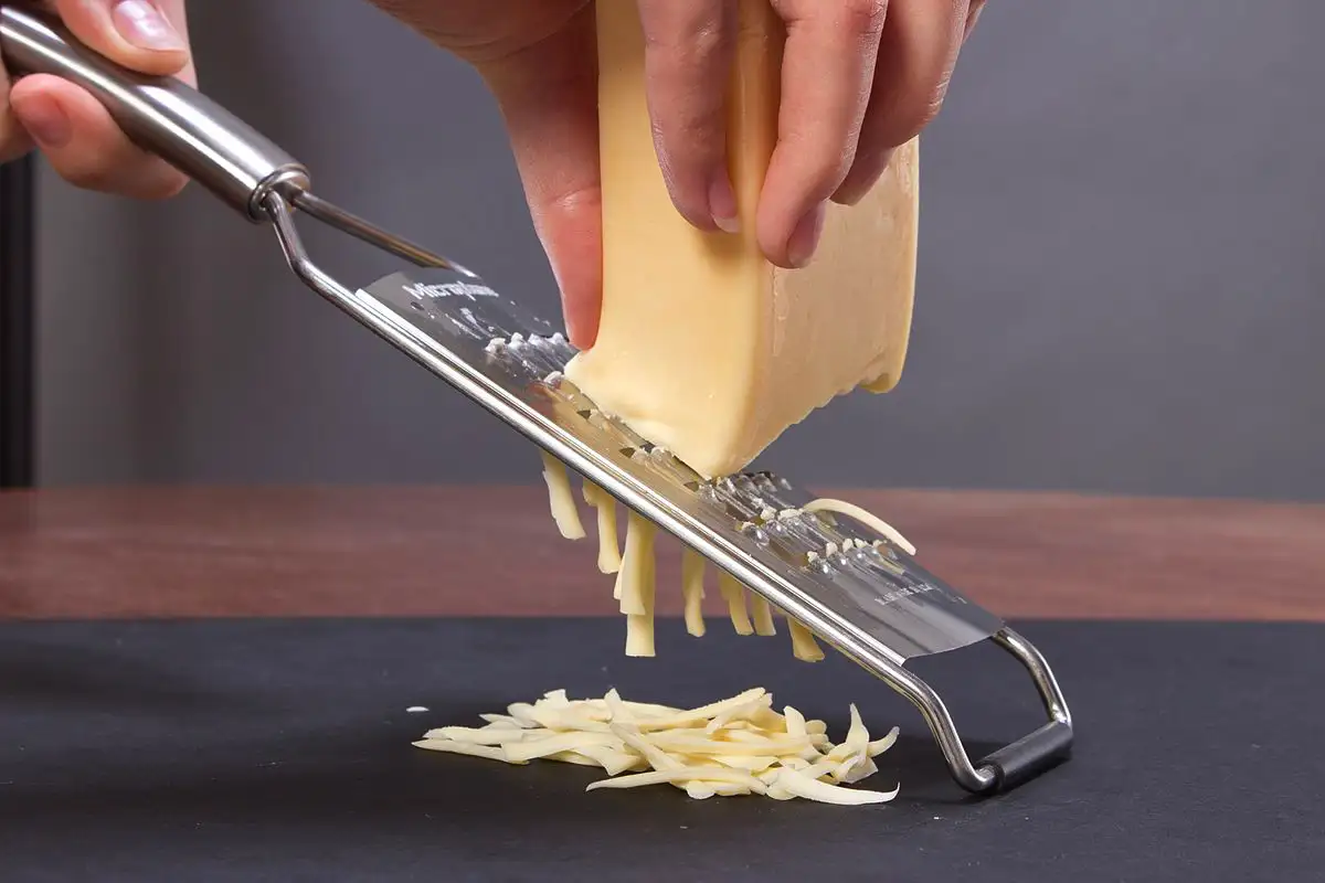 Juustoraastaminen helposti: Kolme nerokasta vinkkiä reseptikehittäjältä Tampereelta