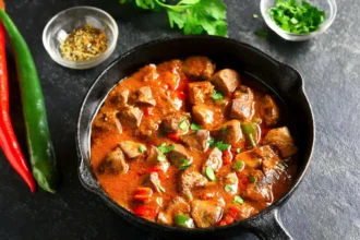 Helppo kanapata tomaatti-valkosipulikastikkeessa – maukas arjen pelastaja