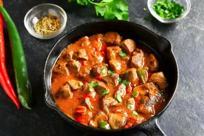 Helppo kanapata tomaatti-valkosipulikastikkeessa – maukas arjen pelastaja