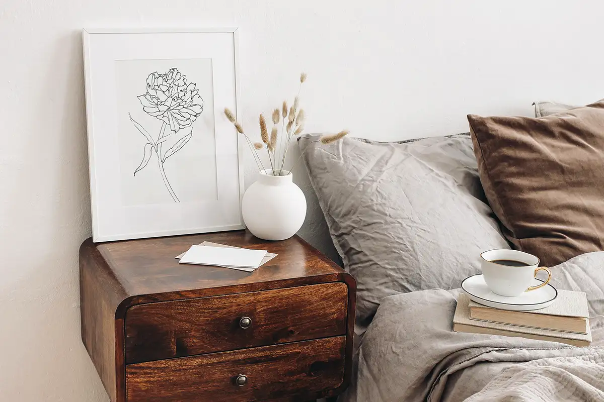 Kapea puinen yöpöytähylly: suomalaisen minimalismin salaisuus makuuhuoneeseen