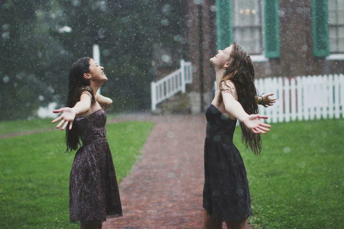 Kävely sateessa: Suomalainen haaste, joka murtaa kosteuden pelon