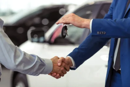 Osta käytetty auto fiksusti: Neljä avainasiaa, jotka suojaavat sinua ongelmilta