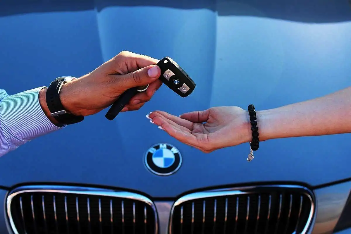 Osta käytetty auto fiksusti: Neljä avainasiaa, jotka suojaavat sinua ongelmilta