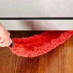 Heitä hyvästit pölylle ja lialle: Kotitekoinen kikka puhdistaa jääkaapin ja uunin alta ilman siirtelyä