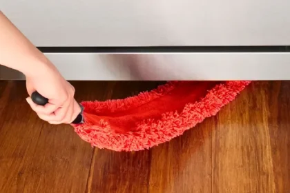 Heitä hyvästit pölylle ja lialle: Kotitekoinen kikka puhdistaa jääkaapin ja uunin alta ilman siirtelyä