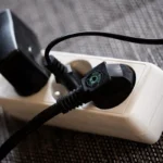 Kodin salaiset sähkönviejät: Laitteet, jotka kannattaa irrottaa pistorasiasta