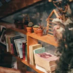 Syksyn lumo sisätiloissa: Suomalainen lukunurkkaus avoimilla kirjahyllyillä