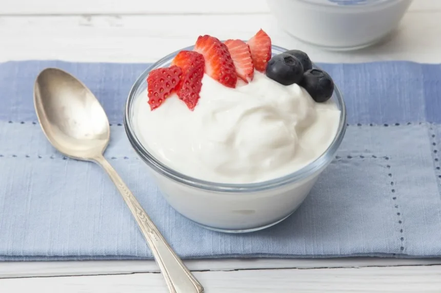 Kotitekoinen kreikkalainen jogurtti vain kahdella ainesosalla: Säästä rahaa ja nauti terveellisesti