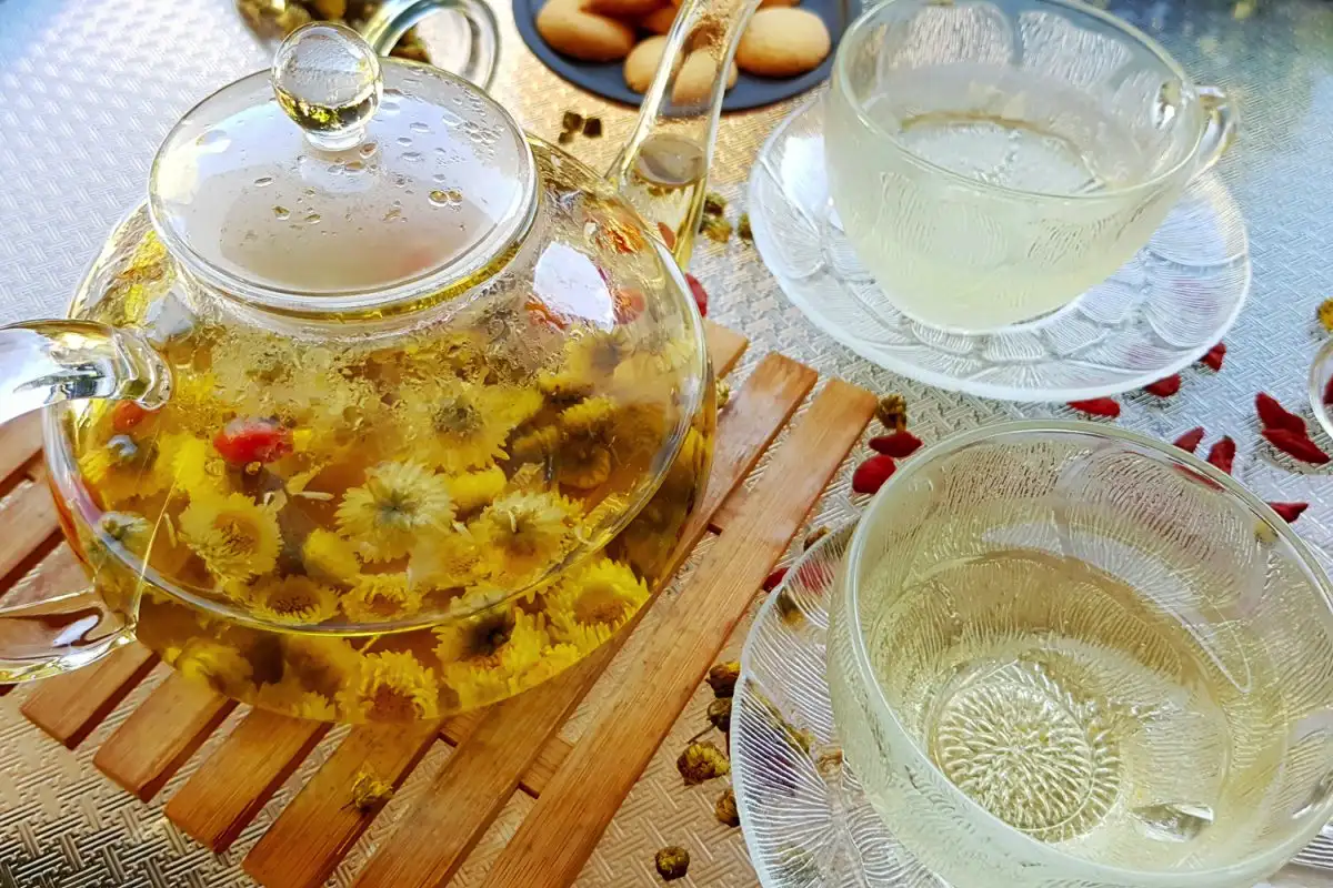 Krysanteemien kukinta Japanissa: Koe syksyn taika ja terveyttä edistävä perinne