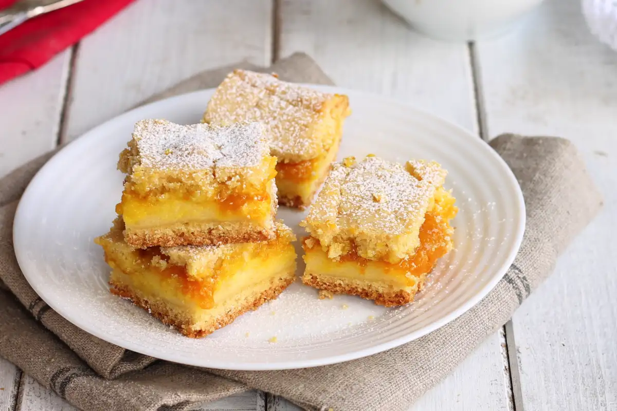 Kuninkaallinen rahkapiirakka: Herkullinen resepti omenoiden ja rahkan ystäville